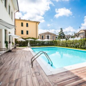 La vasca esterna dello stabilimento termale di Gambassi Terme ti aspetta per momenti di relax con la sua vasca esterna