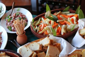 Buffet di piatti di verdure, legumi e pane