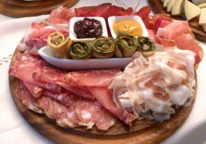 Tagliere con i salumi tipici delle degustazioni a Gambassi 