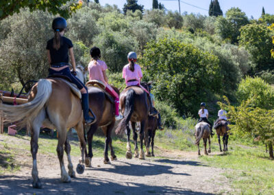 famiglia a cavallo tra le colline di Gambassi Terme,  Toscana