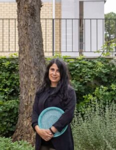 Catia Berni a Gambassi Terme propone laboratori e oggetti artigianali di ceramica come idee regalo Natale