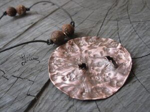 A Gambassi Terme è possibile trovare oggetti e laboratori artigianali d'arte orafa, da regalare e da regalarsi