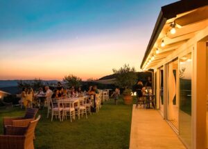 Tavole apparecchiate, un incantevole giardino e un panorama da favola. Il Bistrot Stella è l'esempio di una cena al tramonto Gambassi Terme in collina