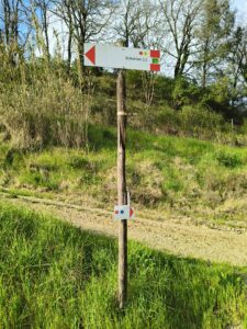 Segnaletica lungo i sentieri di Gambassi Terme, installata da Greenbassi a indicare itinerari per gite a piedi e in bicicletta