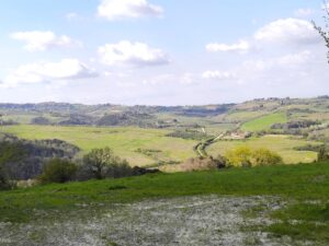 Panorama di un tratto della Via Francigena, itinerario in Toscana che scende da Gambassi Terme verso San Gimignano