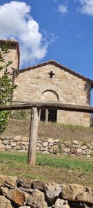 La chiesetta di Mommialla, antico borgo nel territorio di Gambassi Terme lungo la Via Toscana del Sale
