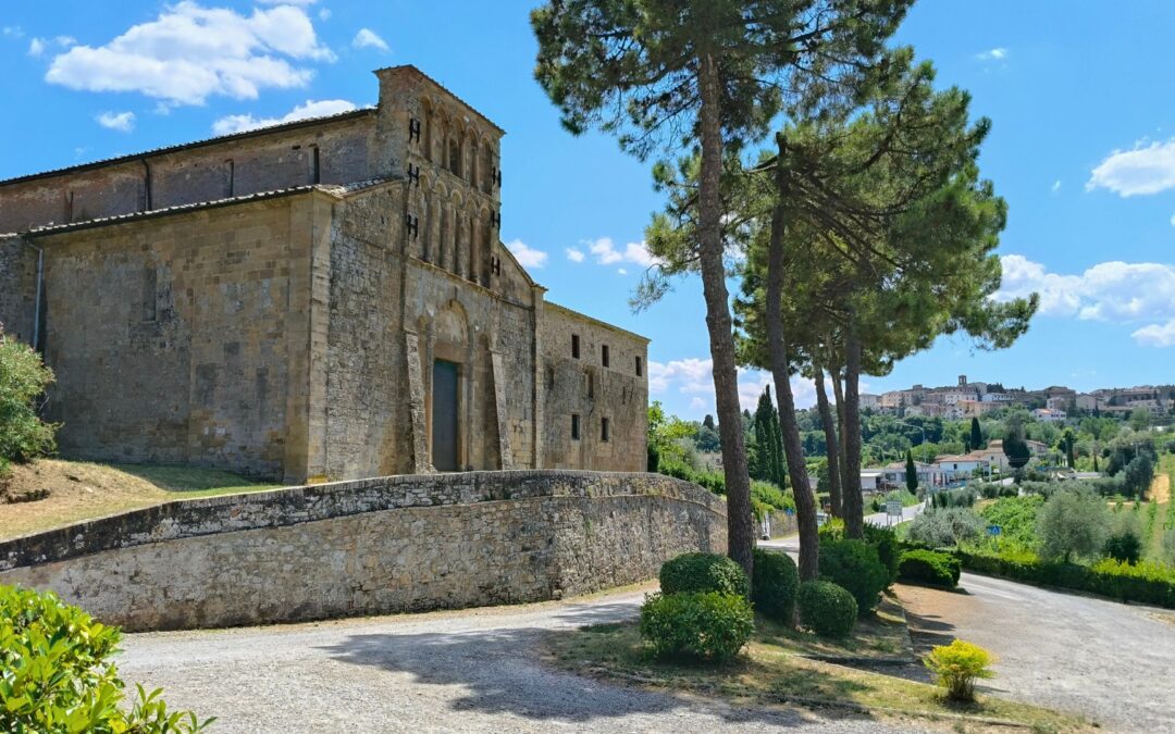 La Pieve di Santa Maria a Chianni, situata nei pressi del borgo di Gambassi Terme in collina, ben visibile sfondo