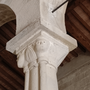 Capitello con volto umano, nell'interno romanico della Pieve di Santa Maria a Chianni