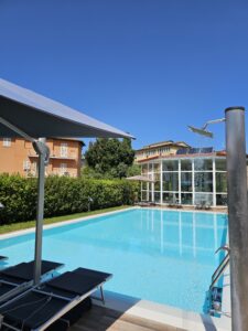 Piscina esterna delle Terme di Gambassi e sullo sfondo la veranda con la vasca che consente l'idomassaggio d'acqua termale