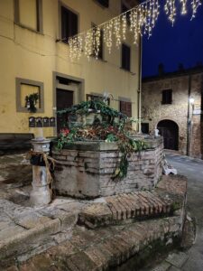 Gambassi Terme borgo antico illuminato per Natale, luci e decorazioni festive